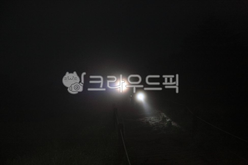 빛,손전등,후레쉬,새벽,어두운,플레어,light,flare,렌턴,불빛,비추는,옥외,outdoors,사람,등산,야간산행,등산로,야간,hiking,Light