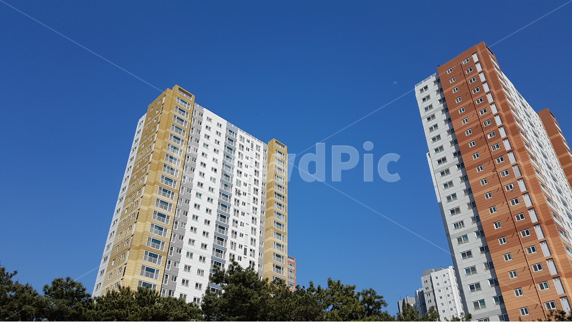 sky,upperfloors,city,dwelling,skyscraper,house,building,highrise,apartment complex,flat,high rise,apartment,architecture