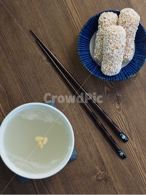 Korean traditional drink,Sikhye,snack,chopsticks,plate,Korean snacks,Thanksgiving,holiday,wellbeing,beverage,Korean food,Korean drinks,Asian food,tradition,Lunar New Year food,new year,holiday food,Korean,Chuseok food,Yugwa,Korean culture,traditional snac