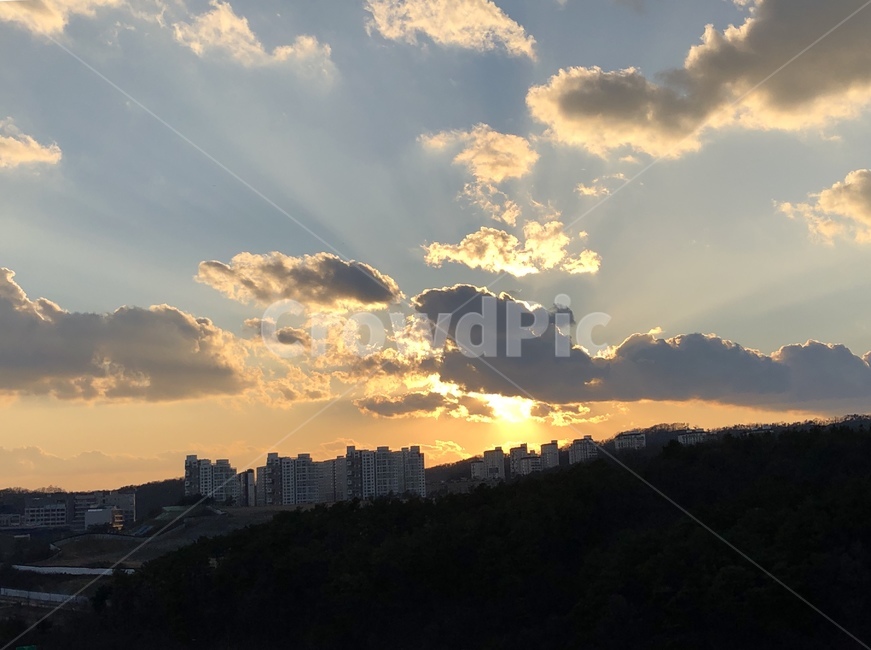 하늘,노을,구름,태양,빛,도시,풍경,city,landscape,한국도시풍경,한국도시경관,korea cityscape,nature,자연,outdoors,옥외,sunlight,햇빛,sky,dawn,새벽,sunset,일몰,dusk,황혼,red sky,붉은 하늘