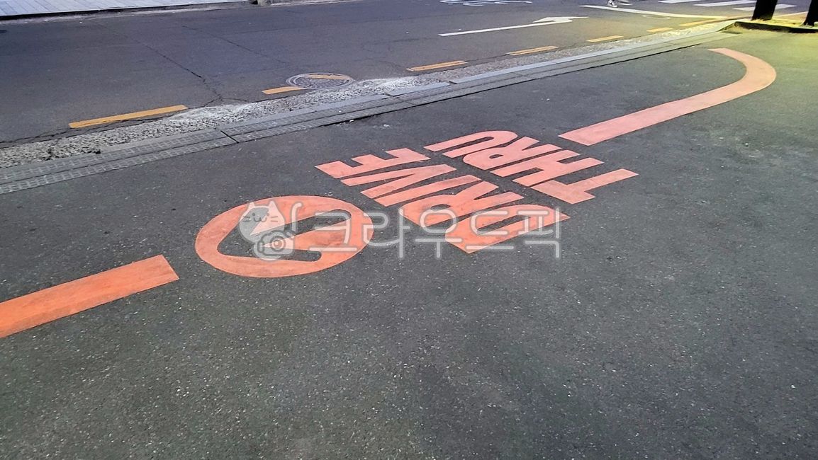 through,automobile,drive through,passage,road,car,direction of vehicle,asphalt,drive,vehicle