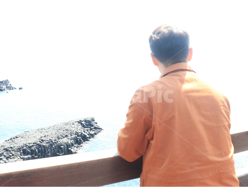 남자,뒷모습,주상절리,제주도,햇빛,쓸쓸한,바다