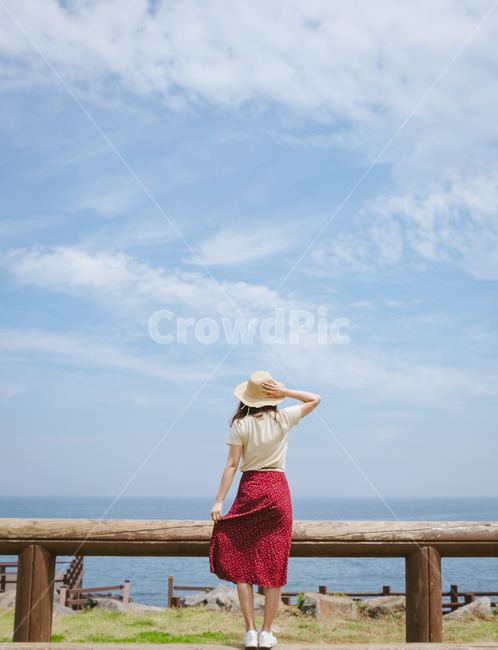 풍경,바다,하늘,여자,뒷모습,경치,빨간,치마,사람,sky,landscape,body,girl,사람,인물,인간,human,person,여성,여자,woman,female,lady,여행,휴가,traveling,vacation,trip,패션스타일,의상,fashion,style,색깔,색상,색채,색감,color sense,color sensitivity,feeling of color