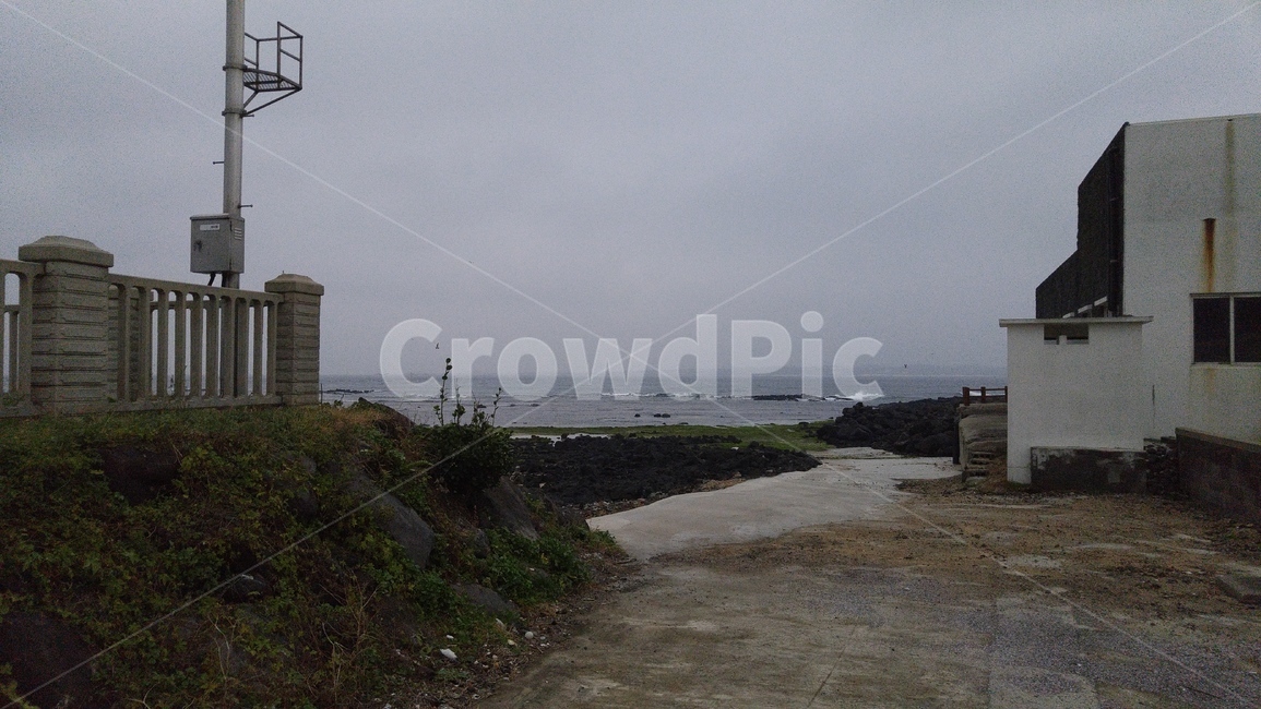 nature,자연,outdoors,옥외,water,sea,대양,ocean,나라,land,물,바다,shoreline,해안선,제주,제주도,제주바다,제주하늘,제주도바다,제주도하늘,해안,해변,방파제,road,도로,building,건물,건축,벽,담,벽돌