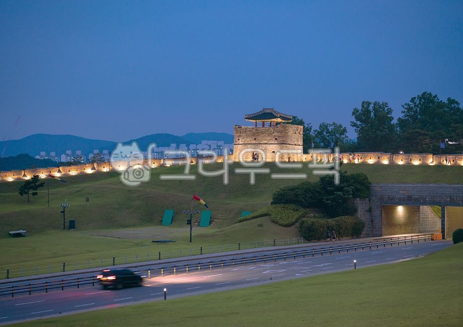 Hwaseong Temporary Palace,night view,traditional building,castle road,Suwonseong Fortress,Suwon city,Suwon,Changnyongmun Gate,building,Korean tradition