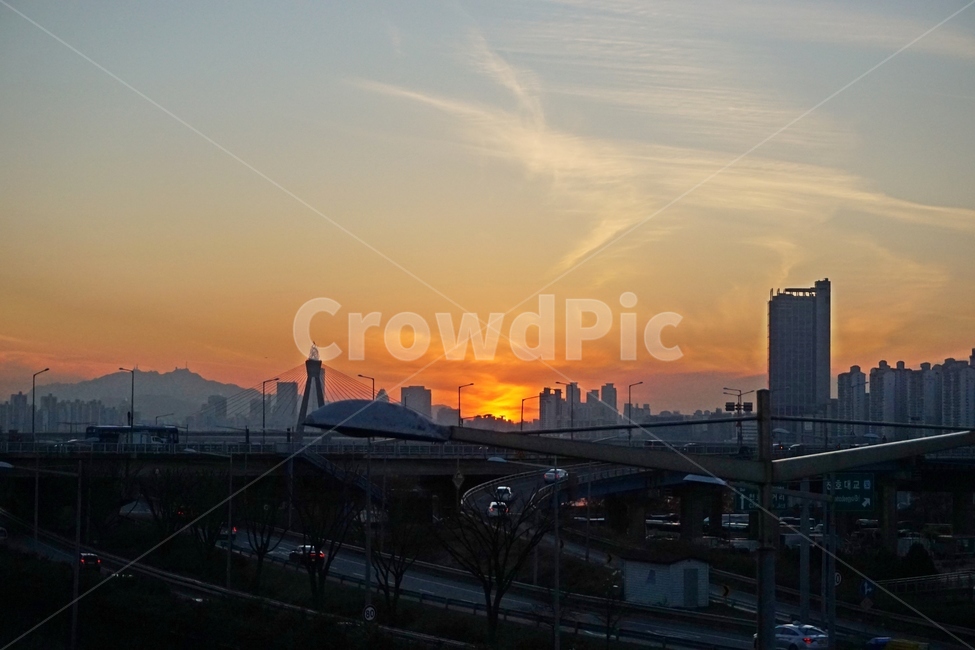 야경,물그림자,도로,밤,빌딩,도심,night,shadow,road,light,lightline,풍경,도시,건물,건축,한강,city,building,sunset,nightlight,도시,풍경,city,landscape,한국도시풍경,한국도시경관,korea cityscape,교통,교통수단,traffic,transportation,road,도로