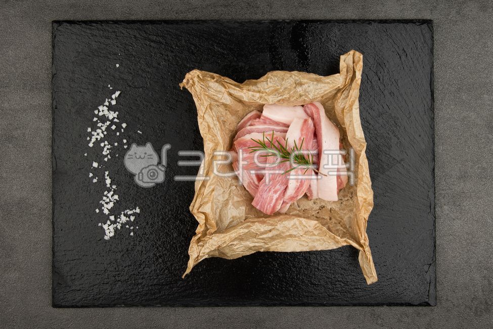 Antijeongsal,pepper,studio,salt,ingredient,top view,black,Directed cut,raw meat,plate,pork,food,fork,background,Production,Plating,cooking,special part,sea salt