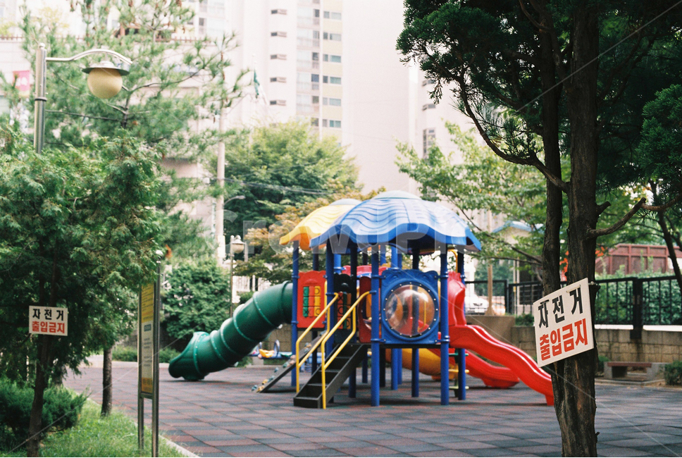 놀이터,경고문구,나무,playground,tree,아파트놀이터,자전거,출입금지,경고,알록달록