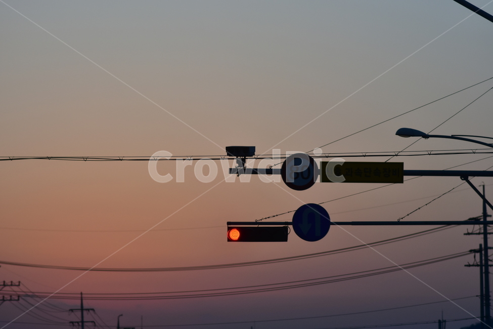 길,퐁경,노을,일몰,신호등,도시,카메라,가로등,검정,실루엣,빨간신호등,sunset,교통,교통수단,traffic,transportation