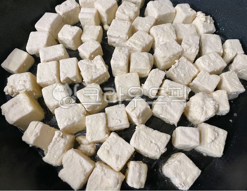 두부부침,밀가루두부부침,두부,밀가루,음식,요리,부침,기름,식용유,후라이팬,food