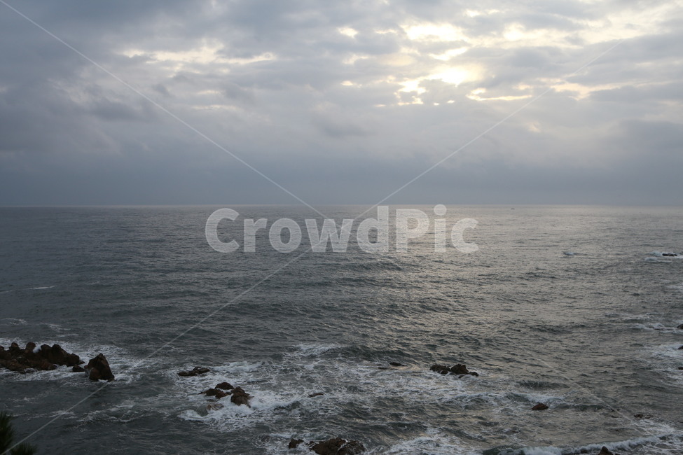 구름,하늘,바다,자연,일출,물,sky,cloud,sunraise,파도,어둠,하양,하얀색,회색,wave,water,white,dark,gray,rock,돌,수평선,물결,감성,감성사진,sentimental,sentimentalphoto