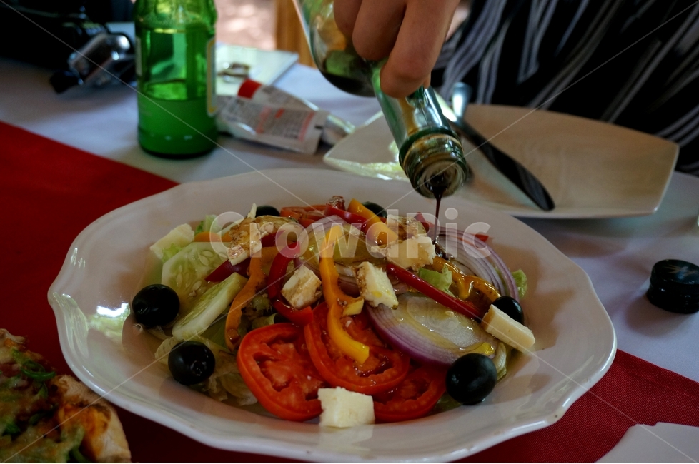 샐러드,토마토,올리브,치즈,드레싱,양파,오이,salad,onion,oil,음식,식재료,요리,food,cook,meal,dishes,food reserves,채소,야채,vegetables