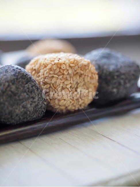 떡,찰떡,깨찰떡,검은깨찰떡,깨,명절음식,설날음식,추석음식,한국음식,식품,한식,한국문화,음식,한국,배경,음식문화,웰빙,문화,아시아,아시아음식,접시,전통,설날,추석,젓가락,추석음식,설날음식,명절,명절음식,한국과자,전통과자,과자,한국전통과자,깨떡,음식,식재료,요리,food,cook,meal,dishes,food reserves,한식,한국음식,한국요리,korean food,korean dishes,korean meal,korean cook