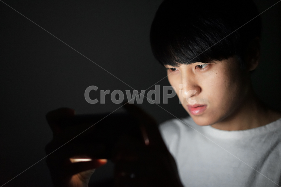 중독,게임중독,스마트폰중독,스마트폰,남자,밤,어둠,빛,전자파,게임,밤샘,addiction,smartphone,game,man,night,light,electromagnetic,사람,인물,인간,human,person,얼굴표정,facial expression,face,남성,남자,man,male,정보통신기술,전자기기,전자제품,it,information,technology,electronic equipment