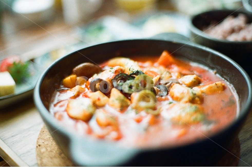 음식,카레,토마토,맛있는,필름사진,즐거운,식사,따뜻한,뜨거운,빨간색,음식,식재료,요리,food,cook,meal,dishes,food reserves,감성,sensible,feeling