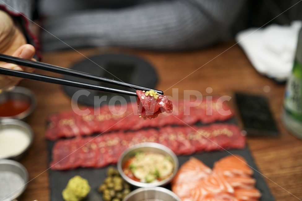 육회,한입,먹방,레드,술자리,회식,모임,부드러움,와사비,술안주,육사시미,음식,식재료,요리,food,cook,meal,dishes,food reserves,육류,고기,meat