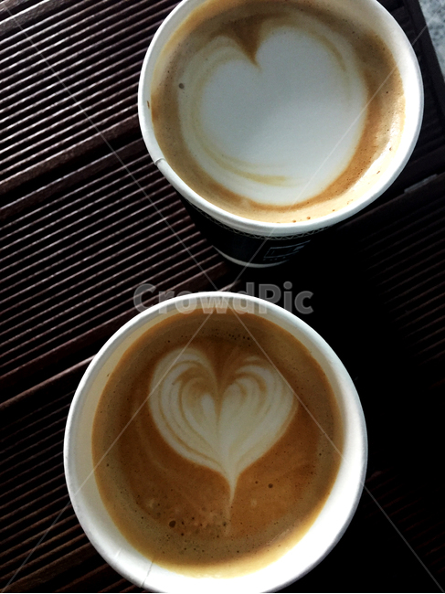 커피,라떼,라떼아트,나무테이블,하트,드링크,커피,카페,coffee,cafe
