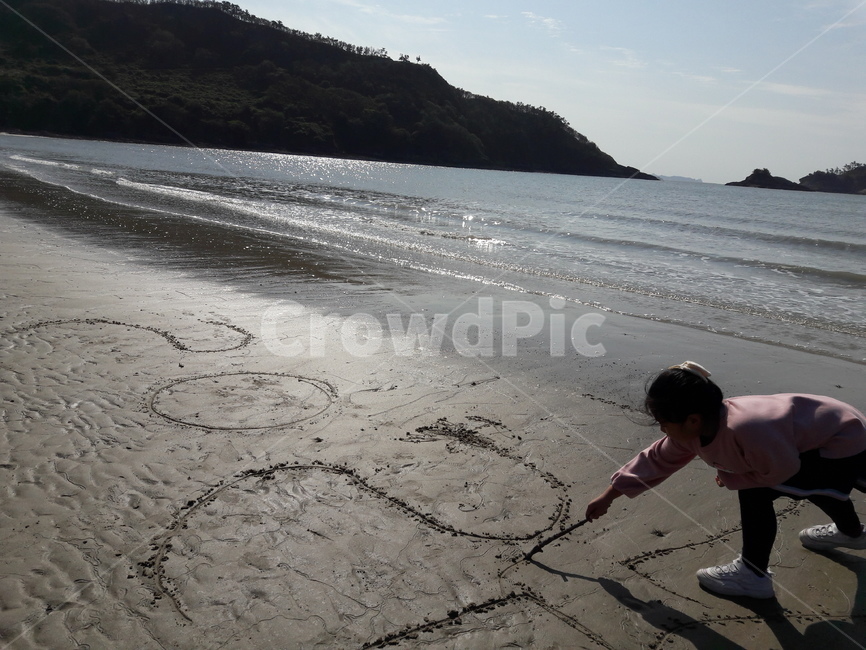 낙서,모래그림,sos,doodle,sandpicture,littlegirl,child,shoreline,해안선,water,물,ocean,대양,sea,바다,nature,자연,outdoors,옥외,human,인간,person,사람,beach,바닷가,coast,연안,sand,모래