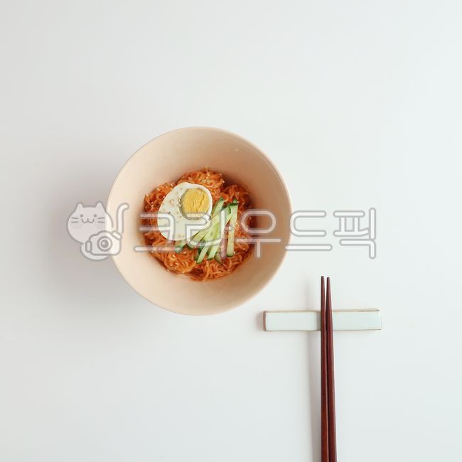 Bibim noodles,bibim noodles,spicy sweet,noodles,noodle dish,noodles,late-night snack,menu,noodles,spicy bibim noodles,home cooking,cooking,table,one bowl,one meal,carbohydrates