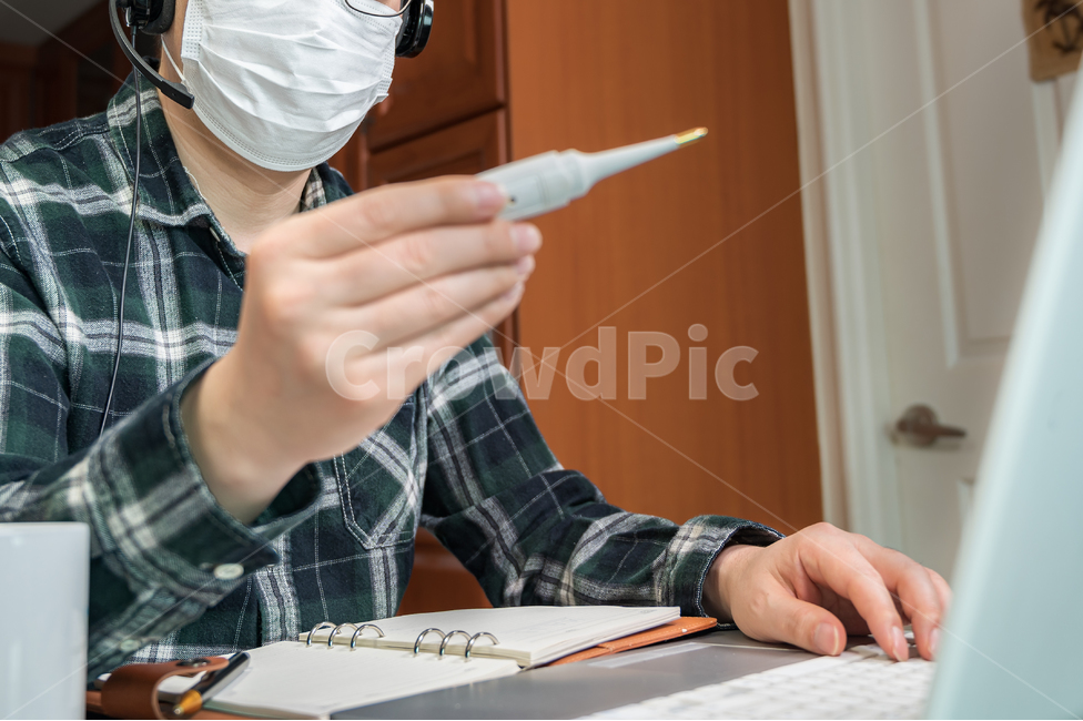 코로나19,코로나바이러스,coronavirus,covid19,원격근무,재택근무자,재택근무,자가격리,텔레마케팅,원격,서비스,인터넷,가정,노트북,컴퓨터,상담,컨셉,남자,남성,비지니스,아시아인,동양인,중국인,한국인,일본인,집,근무,영상통화,중년,4050세,1명,콜센터,업무,라이프스타일,인물,자택,캐주얼,일,직장인,직장,헤드셋,헤드폰,발열,체온계,체온,감기,독감,마스크,일회용마스크,사람,인물,인간,human,person,남성,남자,man,male,정보통신기술,전자기기,전자제품,it,information,technology,electronic equipment