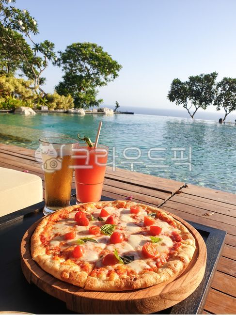 발리,불가리풀빌라,공용수영장,피자,맥주,수박쥬스,음식,pizza,food,브런치