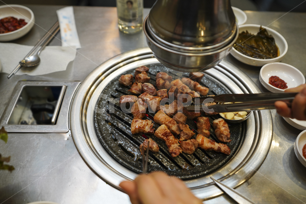 고기,돼지,한식,구이,먹방,삼겹살,목살,음식,안주,육식,육류,불판,식사,술자리,음식,식재료,요리,food,cook,meal,dishes,food reserves,육류,고기,meat