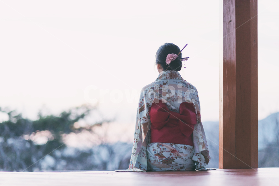 Floor,wait,desolation,Bun hair,back,Japanese traditional clothing,clothes,kimono,outdoor,Pillar,Hanok,japanese costume,hairpin,tile,Emotion,nightfall,costume,yutaka