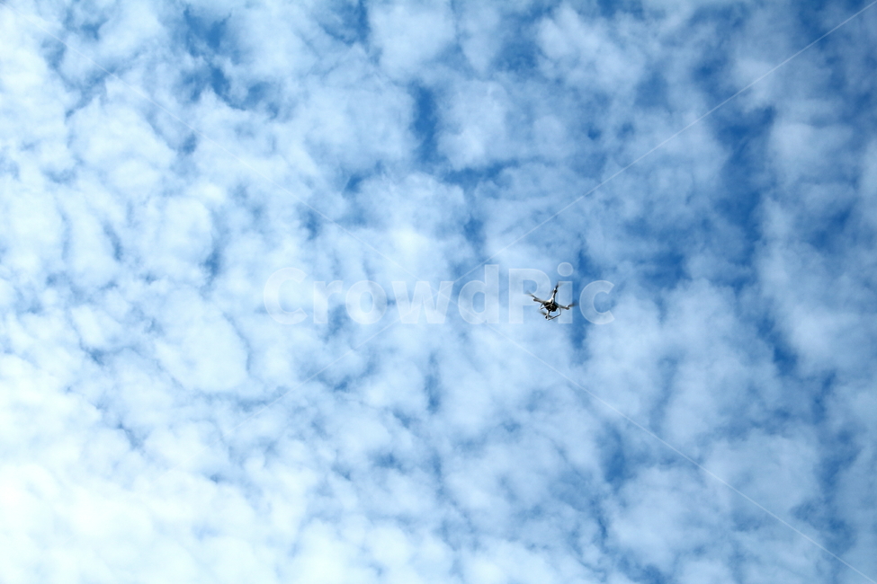 드론,drone,하늘,비행,파란,파랑,흰색,sky,cloud,blue,white,구름,조종,control,날다,날라가다,공중,fly,양털구름,뭉게구름,드론조종,기계,날개,wing,프로펠러,propeller,machine,기계류,machinery,날리다,띄우다,float,연습,멀리,높이,faraway,high,푸른,푸르른,단계,헬리콥터,helicopter,새,bird,이동,move,유망,감시,watch,시야,예측,조망,oversight,surveillance,outlook
