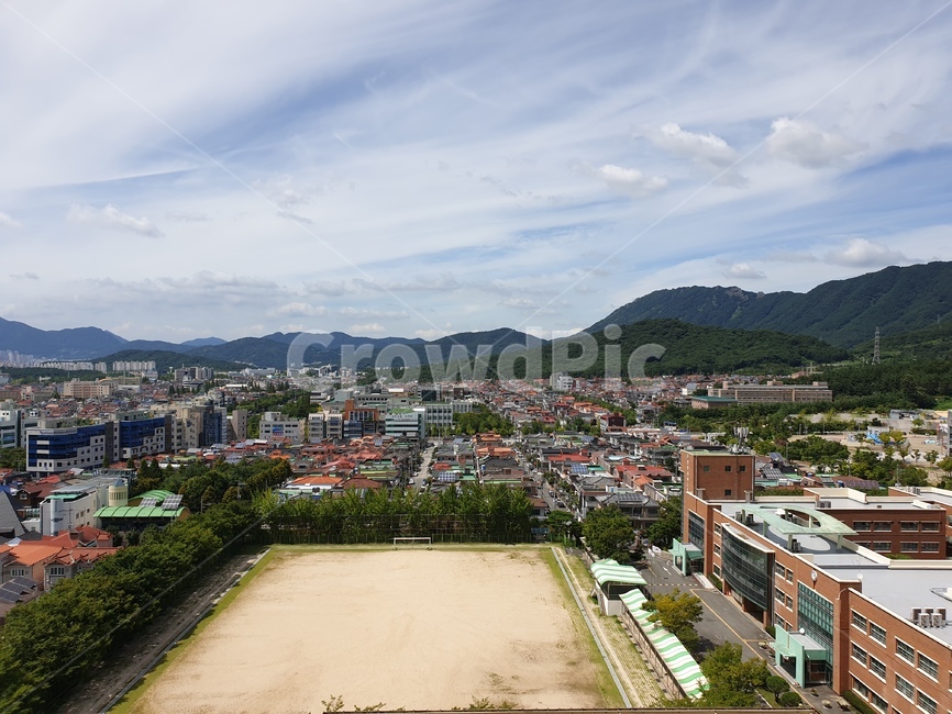 학교,운동장,학교건물,주택,주택가,산,구름,하늘