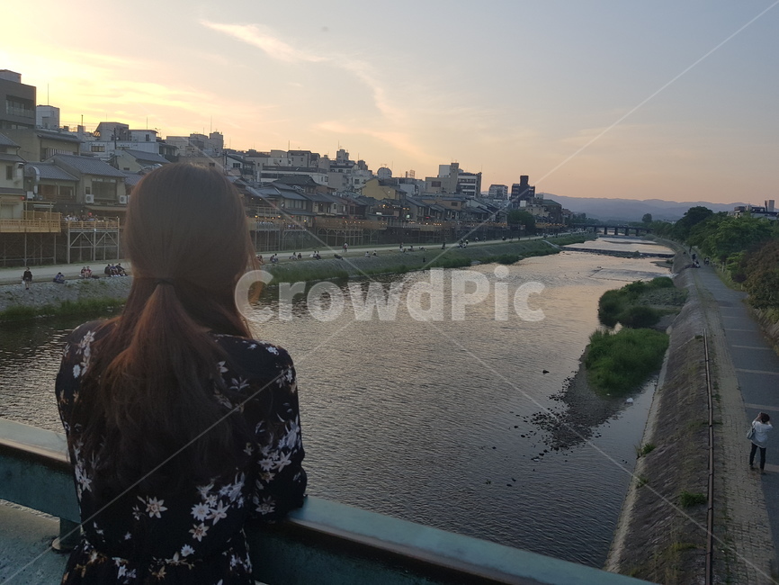 여자뒷모습,노을,강,긴머리,초저녁,생머리,해질녘,가을,하늘,건물,배경,여자,female,woman,뒷모습