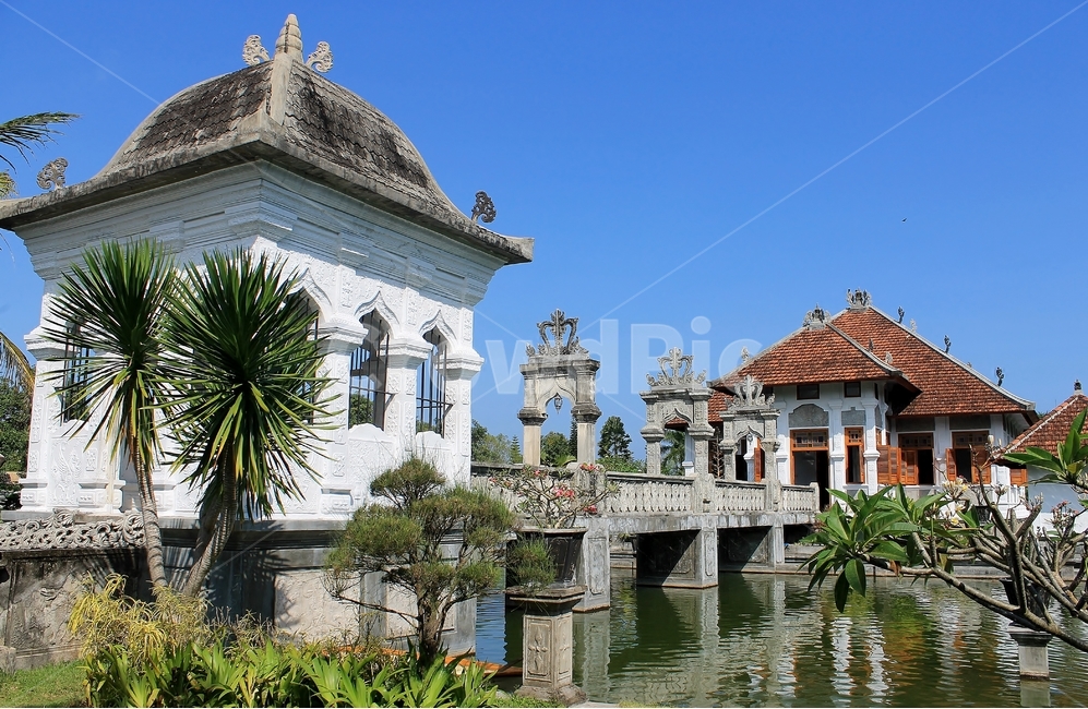 palace,ancientarchitecture,redhouse,Bali,ancient architecture,red tile,water palace,Karang Asem,red house,bridge,Indonesia