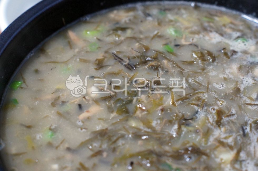 고사리해장국,meatsoup,고사리육개장,porkstew,제주향토음식,국물,국밥,reserves,사발,뚝배기,pottery,earthenpot,고기국밥,ttukbaegi,brackenmeatstew,hangoversoup,brackensoup,kfood,음식,food,요리,플레이팅,foodpresentation,plating,한국음식,한국요리