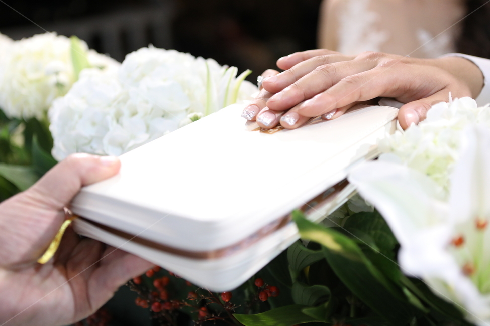 person,사람,human,인간,bible,성경책,wedding,결혼식,웨딩,신랑,신부,서약,약속,사랑,love,신체일부,몸,body,결혼,혼례,웨딩,wedding,marriage,marry