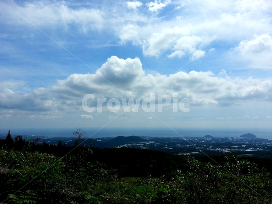 제주도,하늘,구름,풍경,바다,수평선,파란,하얀,파란색,초록색,산,풀,초록,장관,jeju,sky,cloud,se,blue,white,green,햇살