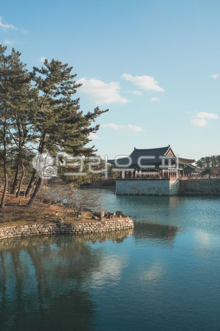roof,Anapji Pond,tourist destination,roof tile,Gyeongju,building,Korea tourist attraction,Hanok,Donggung Palace and Wolji Pond,cultural property,Korean landmark