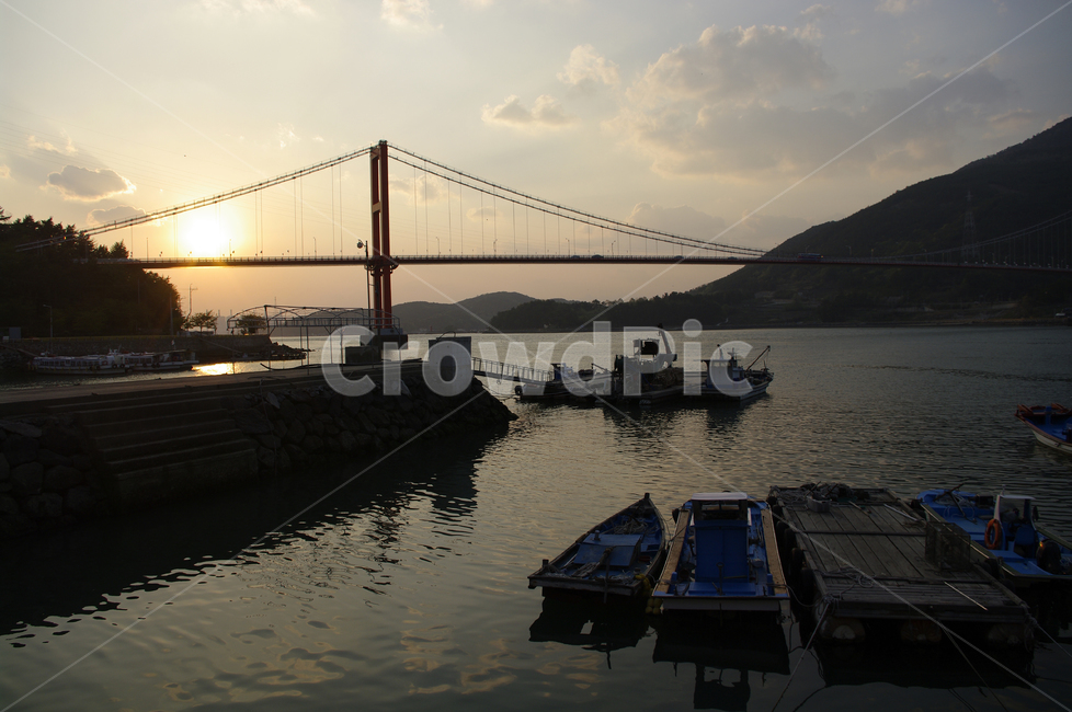 남해대교,다리,어선,배,바다,하늘,구름,풍경,노을,산업,industry,industrial,어업,fishery,fishing industry
