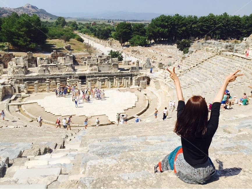 터키,뒷모습,셀축,원형극장,여행,랜드마크,landmark,tourist attraction,해외,외국,세계,foreign,oversea,world,세계랜드마크,해외랜드마크,외국랜드마크,world landmark,world tourist attraction,사람,인물,인간,human,person,여성,여자,woman,female,lady,감정표현,기분,feeling,emotion,여행,휴가,traveling,vacation,trip,architecture,건축물,building,건물