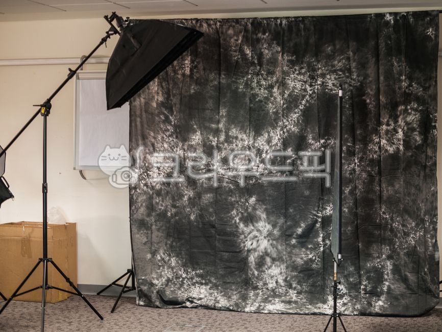 스튜디오,카메라,촬영,조명스탠드,삼각대,소프트박스,반사판,실내,studio,lighting,camera,background,lightingstand,reflector,indoors,리플렉터,배경,배경받침대,무선동조,remotetrigger,setup,조명,설치