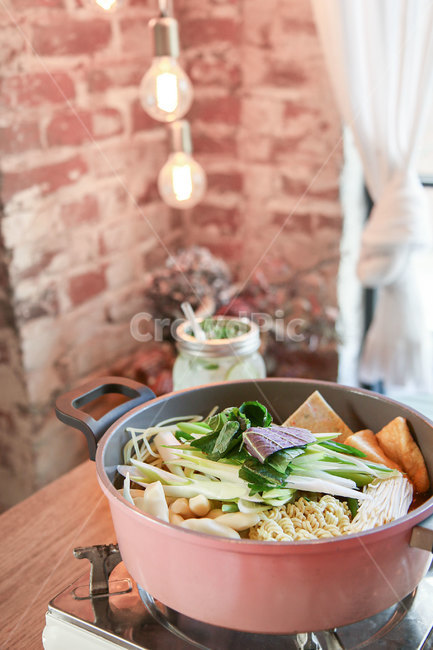 pink,tableware,red brick,Fish cake,snack shop,eat out,noodle,dried flower,instant,pot,atmospheric,beverage,tteokbokki,cooking,snack bar,Instant tteokbokki restaurant,restaurant,Jjolmyeon,bulb,gas burner,delicious,food,Instant Tteokbokki,meal,warm,Rabokki,