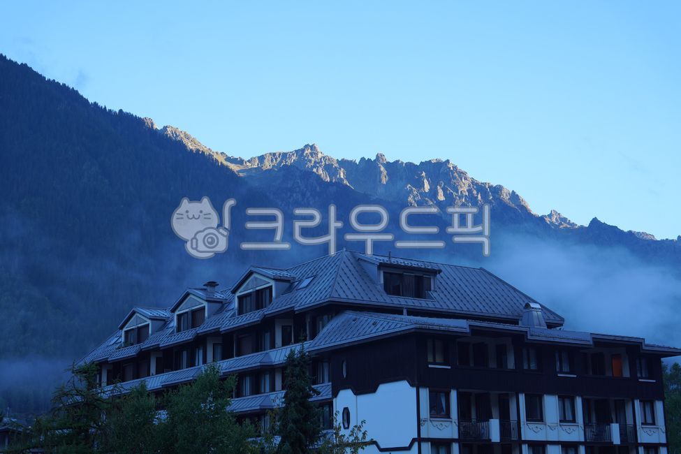 mountainrange,lodging,Aguidi Midi,sunrise,alps,nature,mountain range,Chamonix,building,mountain,outdoors,france,europe