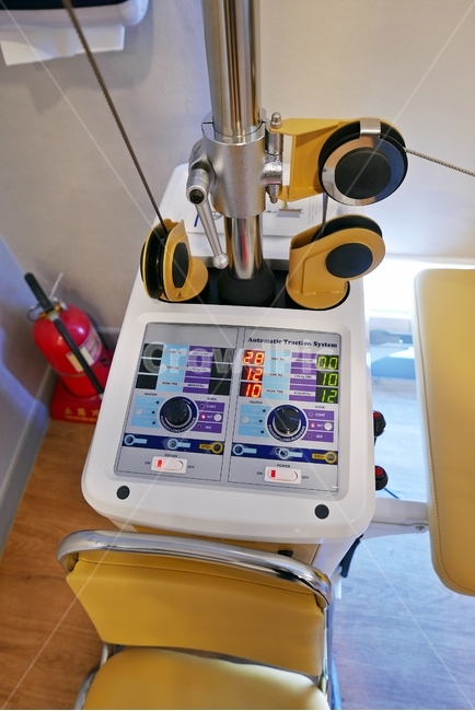 bed,back treatment,knob,line,rope,yellow,traction,Operation,inside,Traction therapy device,treatment device,neck treatment,lawmaker,hospital,dashboard,digital,fire extinguisher,therapy,chair,Physiotherapy,count,handle,treatment equipment,Pain Clinic,Orien