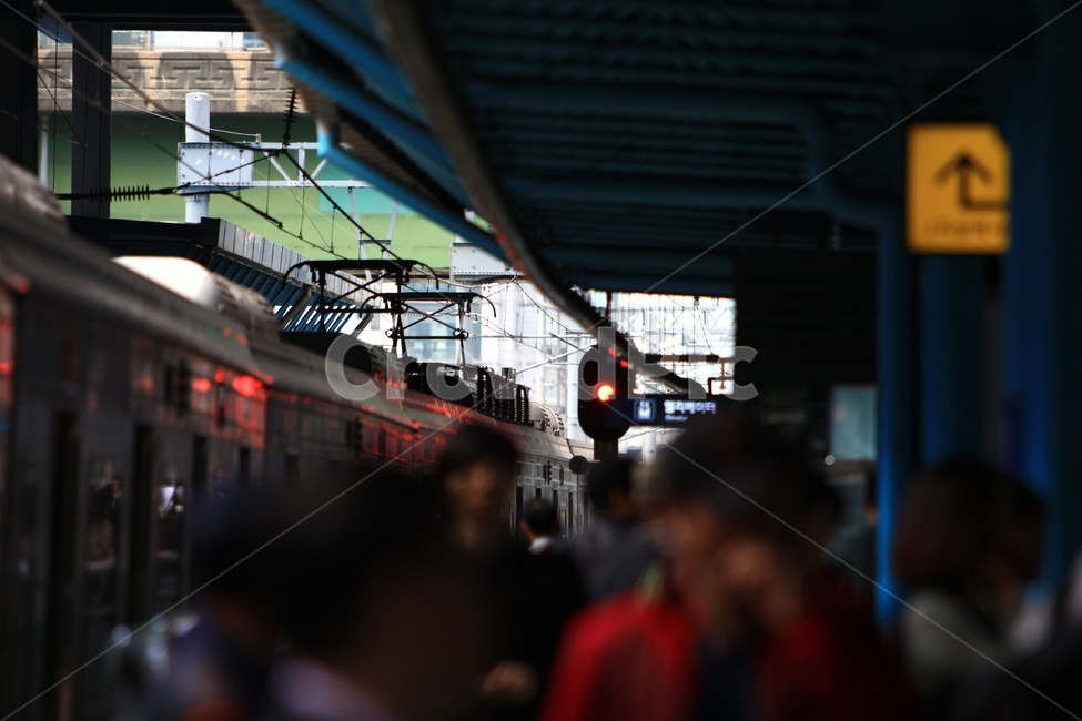 trafficlight,신호등,light,빛,person,사람,human,인간,사람들,대중,군중,other people,crowd,교통,교통수단,traffic,transportation