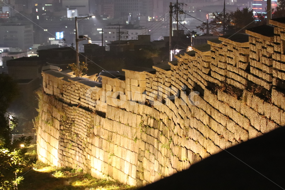 돌담,성곽길,낙산공원,산책로,야경,야경,밤,풍경,nightscape,night,landscape,한국전통,한국문화,korean traditional,korean culture,건축물,건물외관,exterior,building,structure,architecture,construction,wood,나무,brick,벽돌,lumber,재목