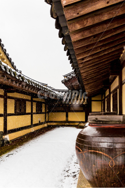 장독,처마,전통,겨울,설경,겨울,계절,winter,season,한국전통,한국문화,korean traditional,korean culture,건축물,건물외관,exterior,building,structure,architecture,construction