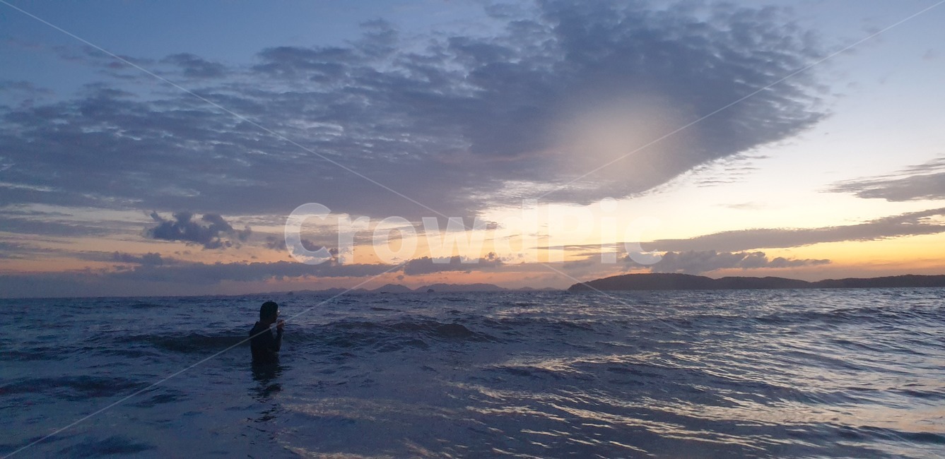 nature,자연,outdoors,옥외,water,물,바다,ocean,대양,남자,man,태양,노을,선셋,태국,끄라비,해변,물속