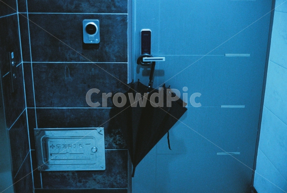 문,출입문,우산,초인종,필름,필름사진,사물,물건,오브젝트,thing,object,matter