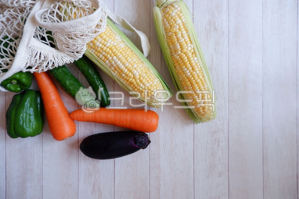 야채,야채배경,장바구니,옥수수,당근,피망,가지,오이,여름야채,목재,목재테이블,건강,다이어트,음식,소재,식재료,컬러풀,요리,요리재료,요리준비,옥수수찜,찰옥수수,초당옥수수,vegetable,eggplants,carrots,sweetcorn,corns,cucumber,health,healthyfood,fresh,신선함,신선,채소,셀러드,셀러드재료,colorful,greenpepper