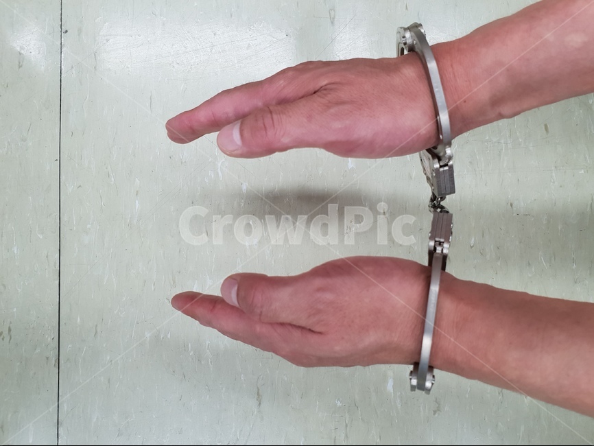 수갑,감옥,검거,handcuffs,cuffs,경찰수갑,경찰,죄수,붙잠힘,체포,족쇄,사람,인물,인간,human,person,신체일부,몸,body,공포,호러,무서운,무서움,horror,terror,fear