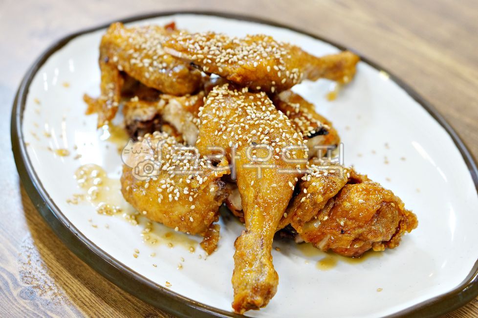 옛날통닭,간장치킨,간장통닭,데리야끼치킨,닭고기,통닭튀김,닭튀김,닭,식사,바삭한,고소한,육류,고기,요리,food,음식,fork,한국요리,한국음식,sesame,참깨,양념