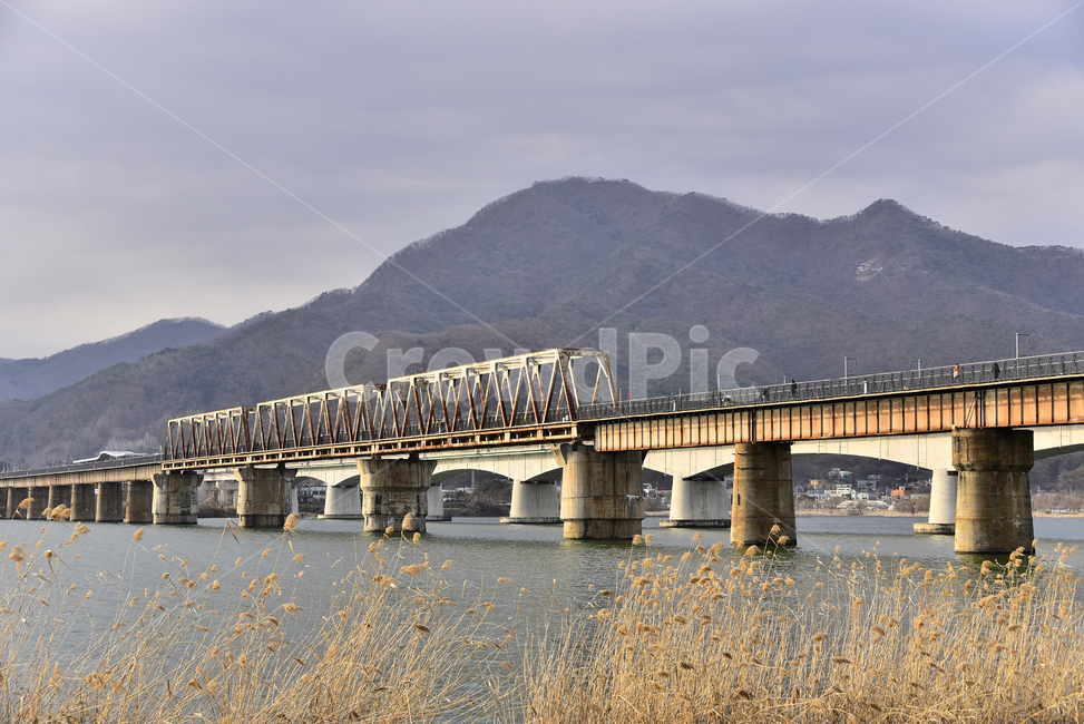 철교,오래된,부식,bridge,다리,building,건물,강물,갈대,산,야외,옥외,교각,old